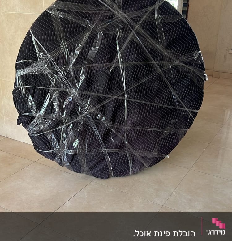 חפץ עגול עטוף בניילון במבנה פנימי